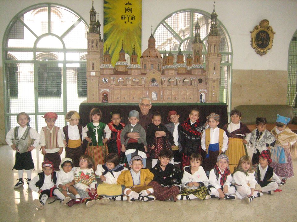 EL P. JESÚS RAMO CON UNA DE SUS OBRAS