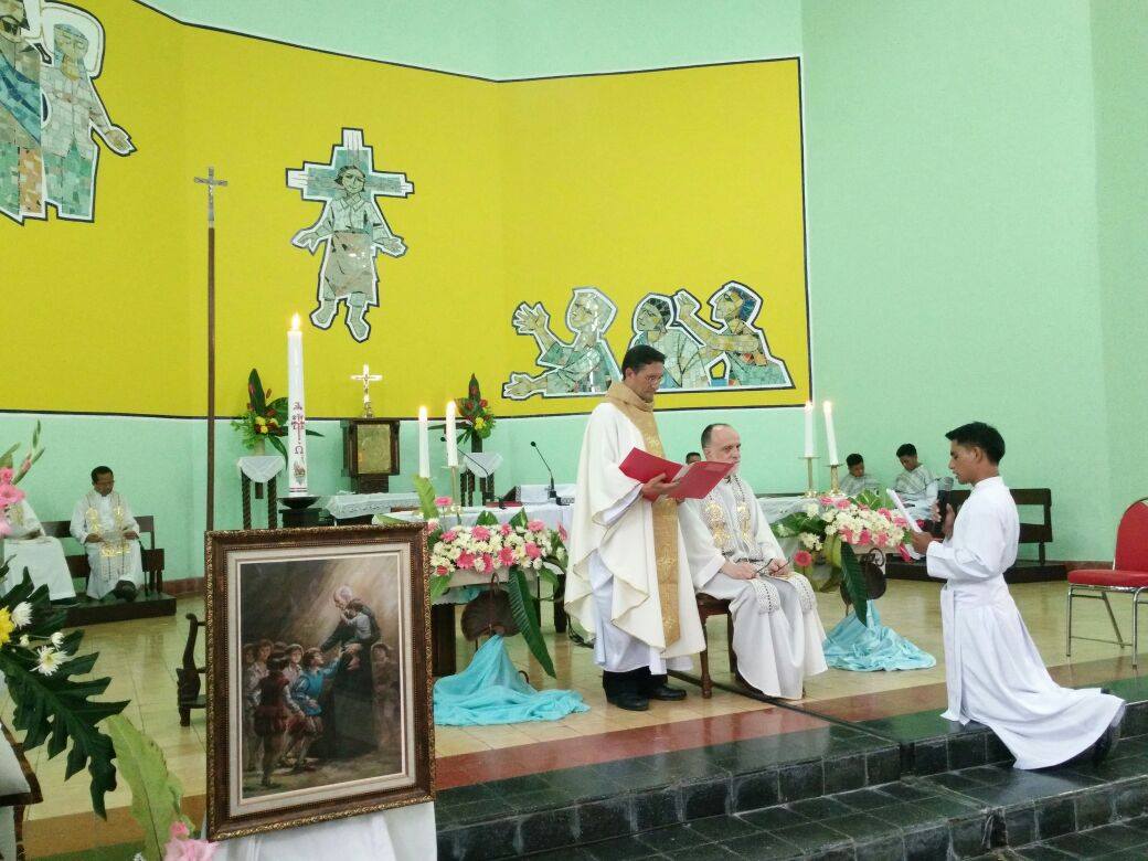 PROFESIÓN SOLEMNE EN INDONESIA: CHRISTOFORUS, ESCOLAPIO PARA SIEMPRE.