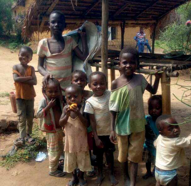 ATENDIENDO A NIÑOS DE LA CALLE EN KINSHASA