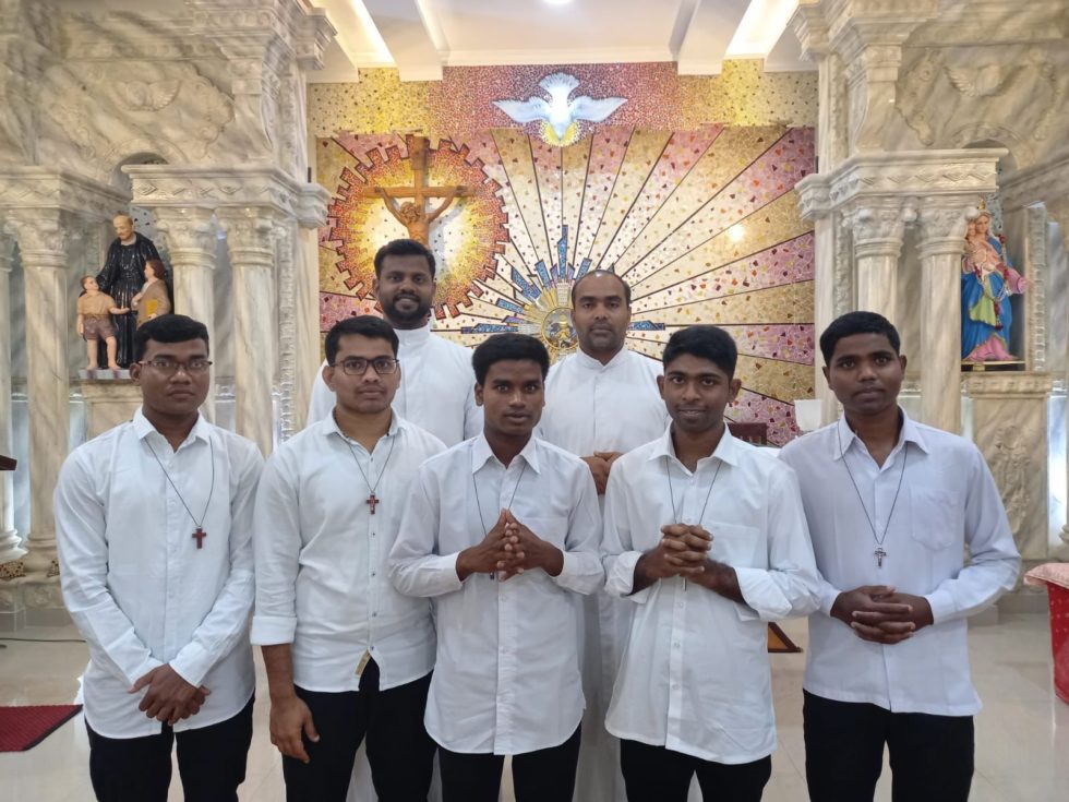 CINCO NOVICIOS ESCOLAPIOS EN INDIA
