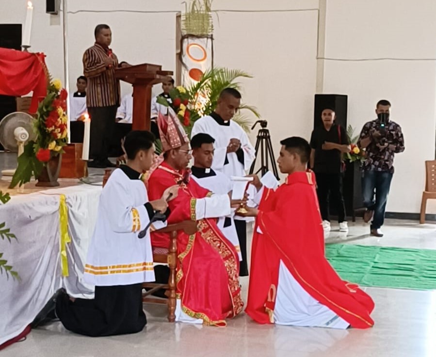 CHRISTOPHORUS, NUEVO SACERDOTE ESCOLAPIO EN ATAMBÚA (INDONESIA)