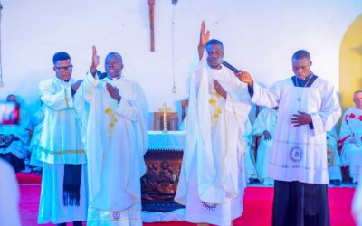 CÉDRIC Y HENRI, NUEVOS SACERDOTES EN KIKONKA (R.D. CONGO)